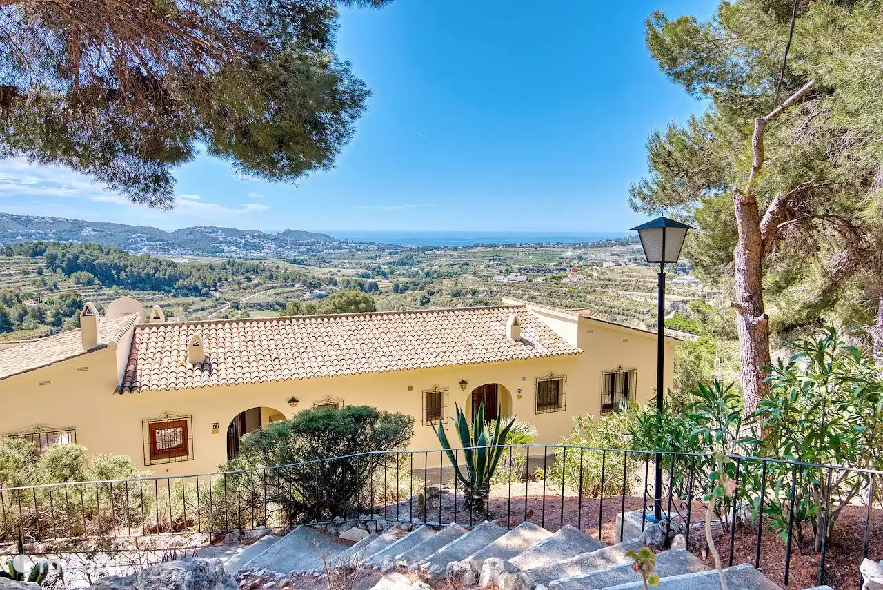 Uitzicht op Dulce Amor vanuit de privé parkeerplaats boven de vakantiewoning