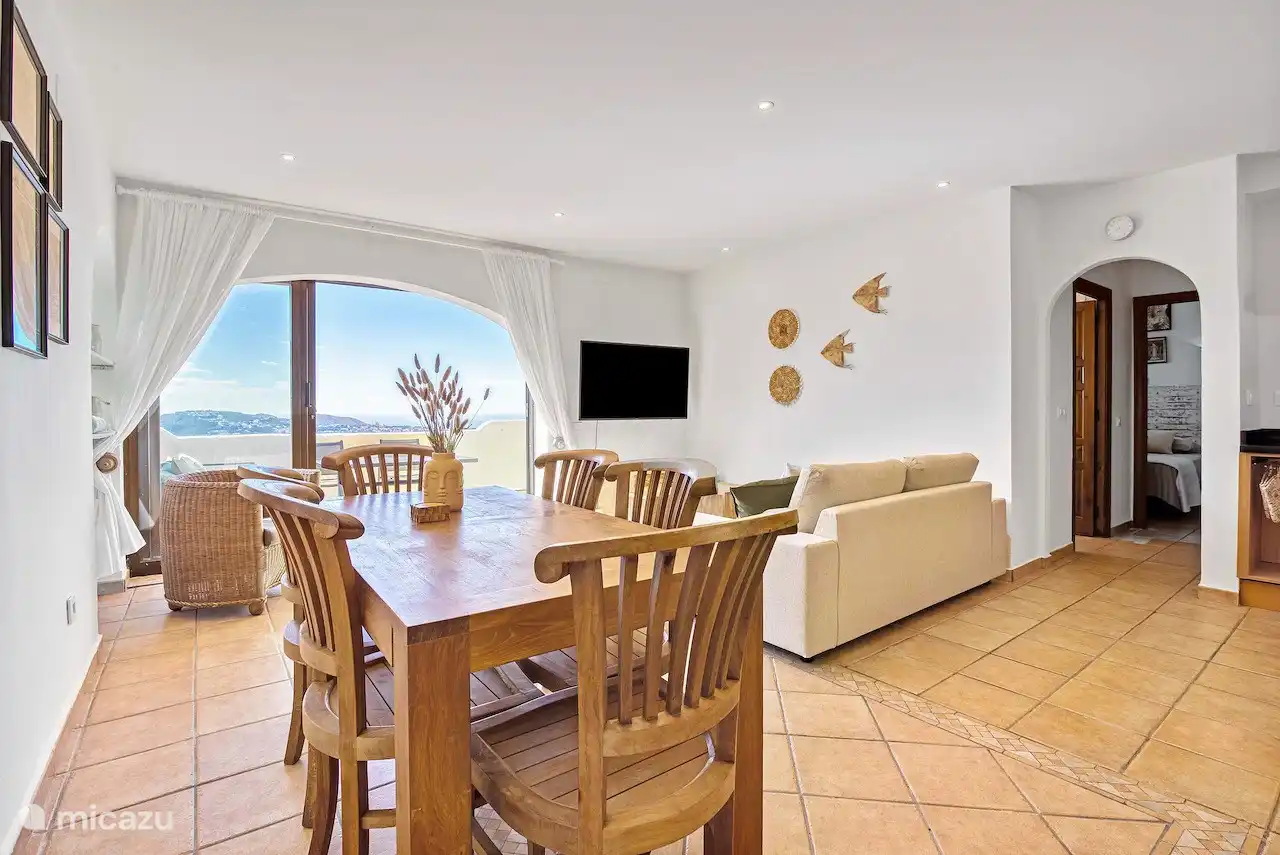 Woonkamer met schuifdeuren en uitzicht naar buiten