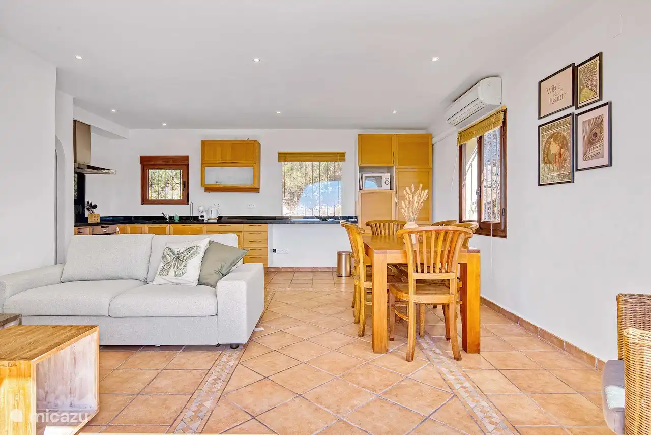 Overview Dulce Amor met woonkamer, eetgelegenheid en grote keuken