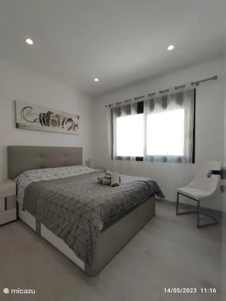 Schlafzimmer mit Ankleidezimmer im ersten Stock.