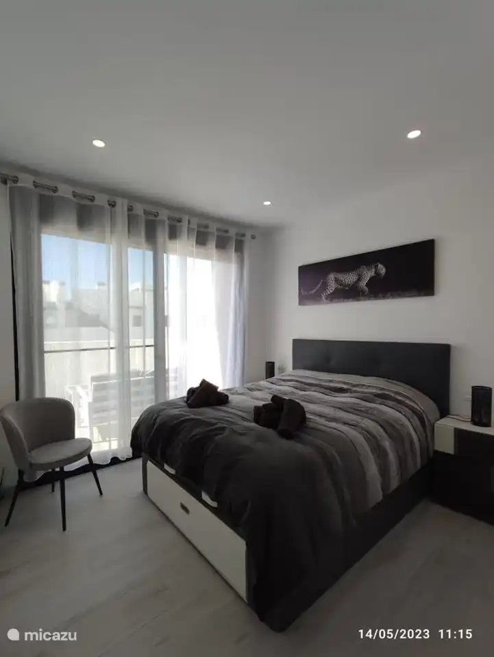 Schlafzimmer mit Einbauschrank im ersten Stock.