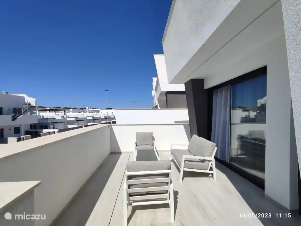 Terrasse mit Lounge-Set für 4 Personen im ersten Stock.