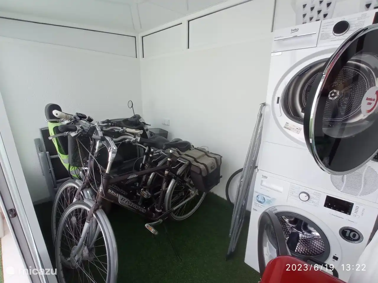 Gartenhaus mit Waschmaschine, Trockner, 4 Fahrrädern und Behindertenroller.