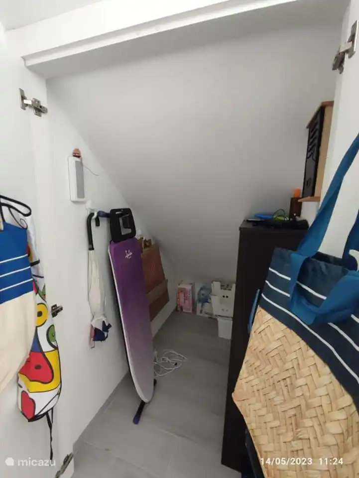 Abstellraum unter der Treppe.