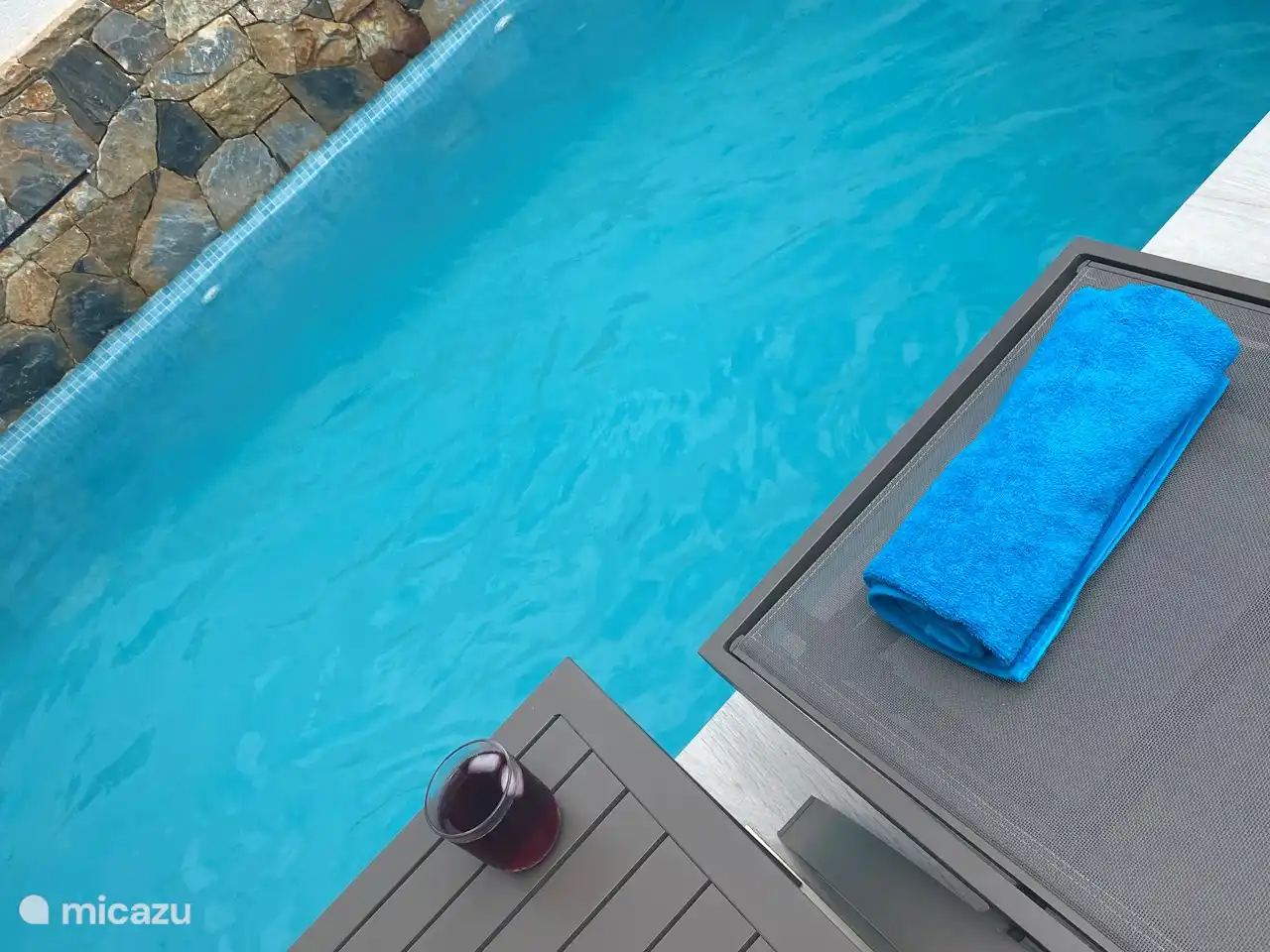 Sonnenbaden am Pool.