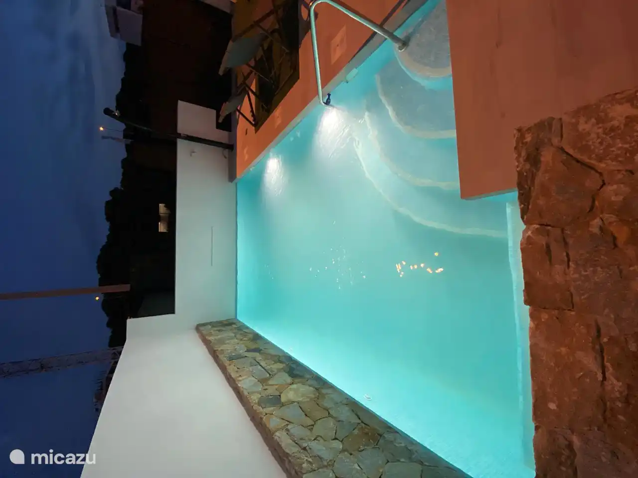 Schwimmbad mit Heizung und Beleuchtung.