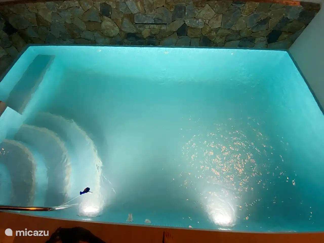 Schwimmbad mit Heizung und Beleuchtung.