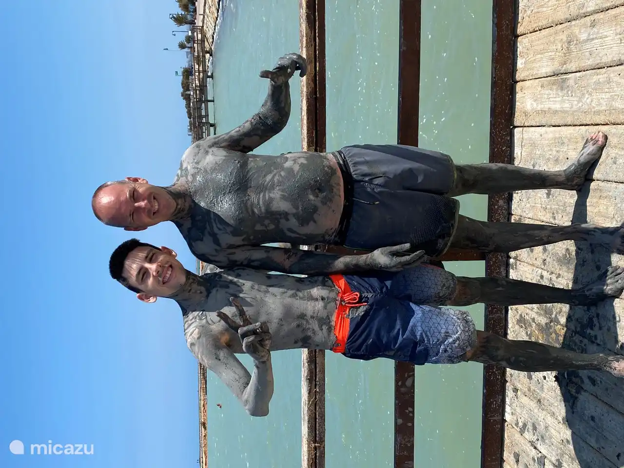 Mit Schlamm einreiben, trocknen lassen und wieder abspülen.  Natürliches Wohlbefinden.