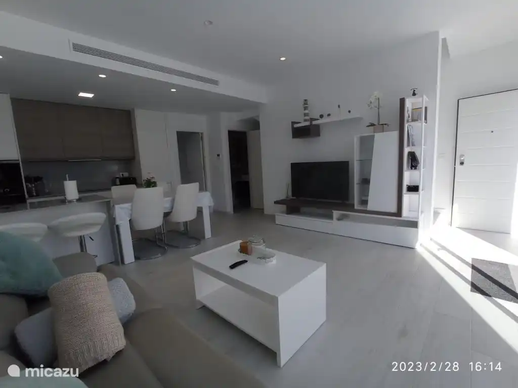 Wohnzimmer und offene Küche