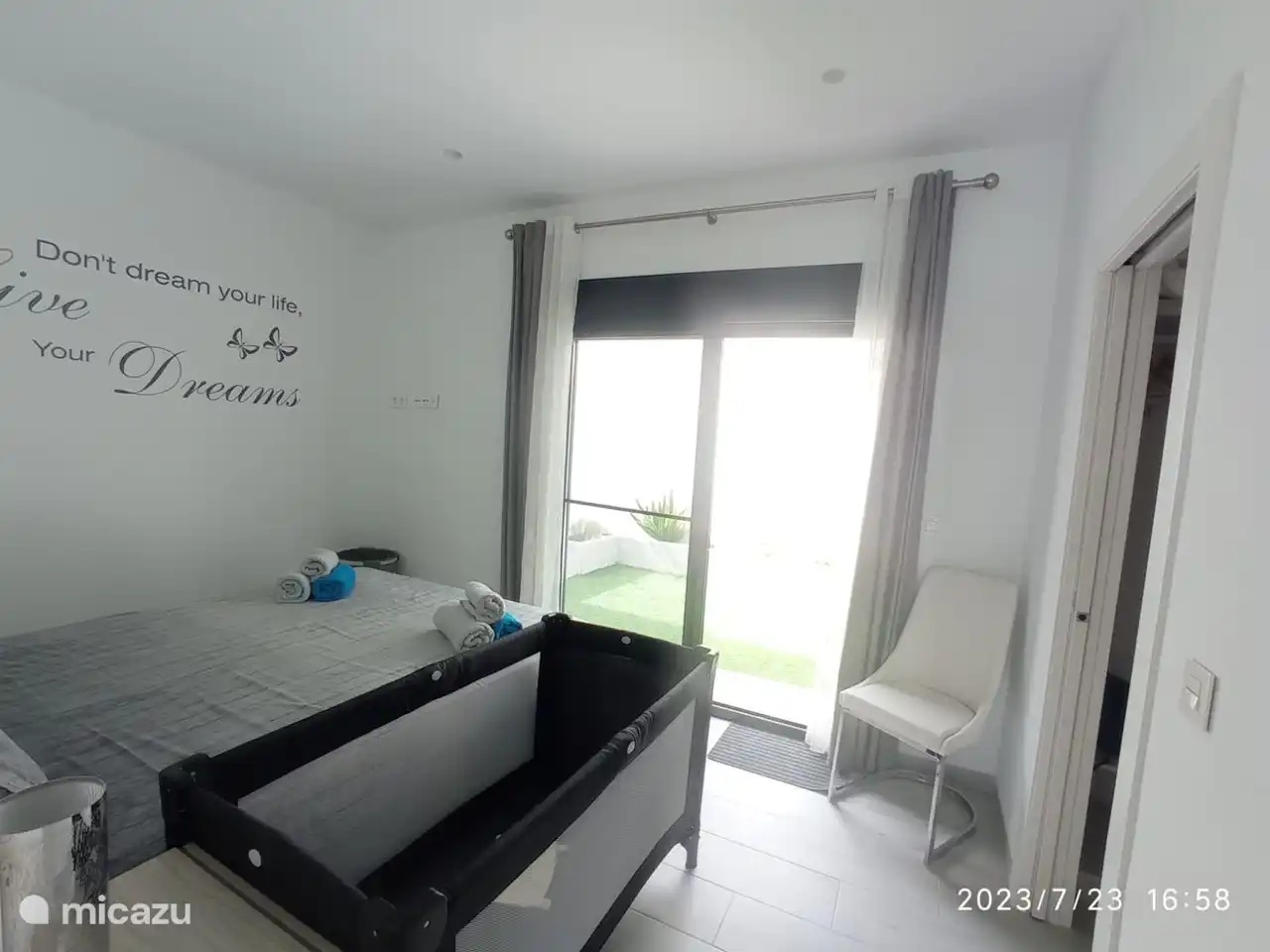 Babybett mit Bettwäsche