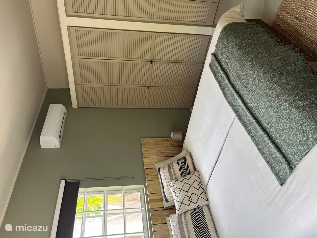 Slaapkamer 2 voorzien van een 180 x 200 bed 