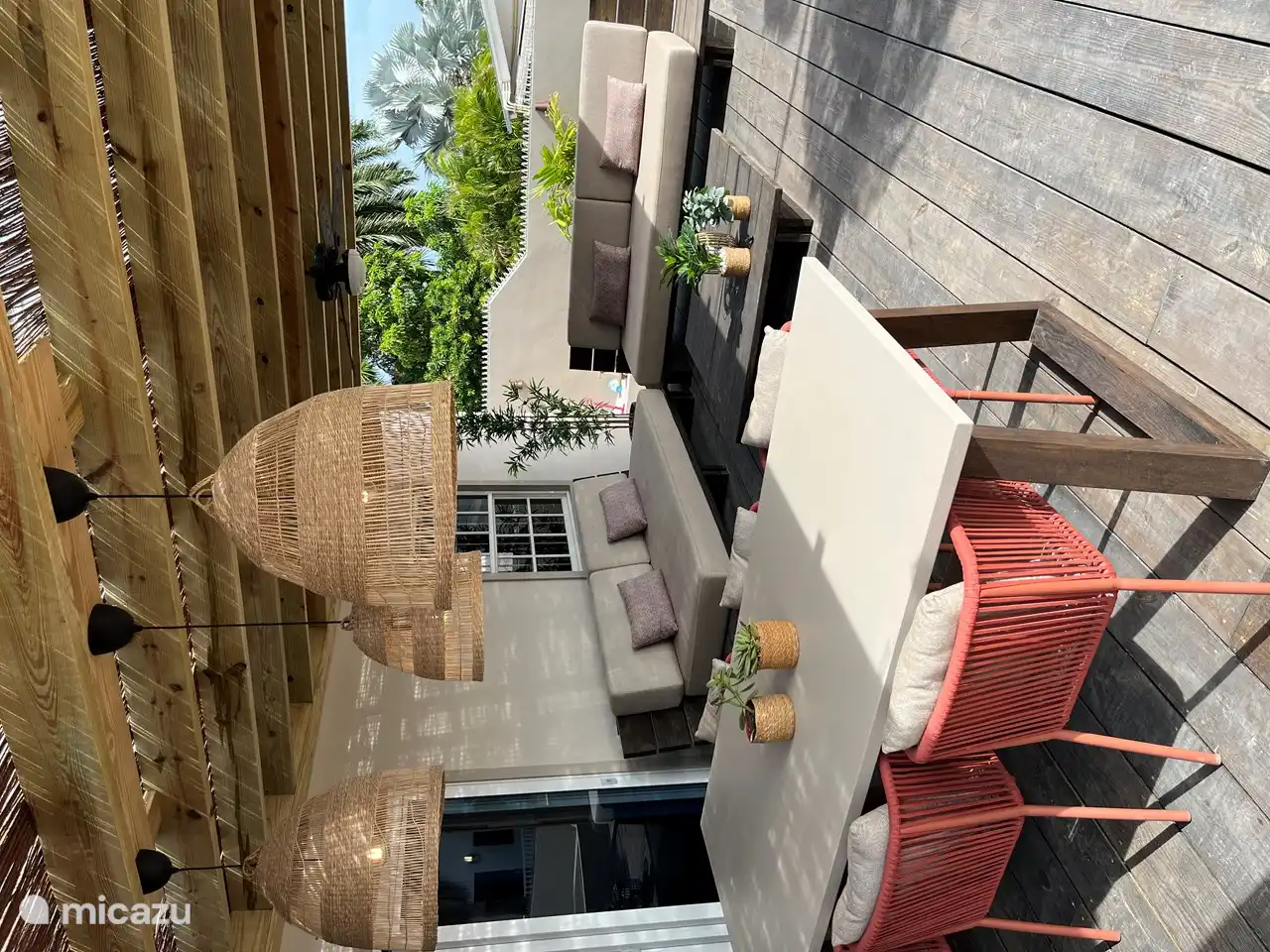 Buiten terras voorzien van groot meubilair