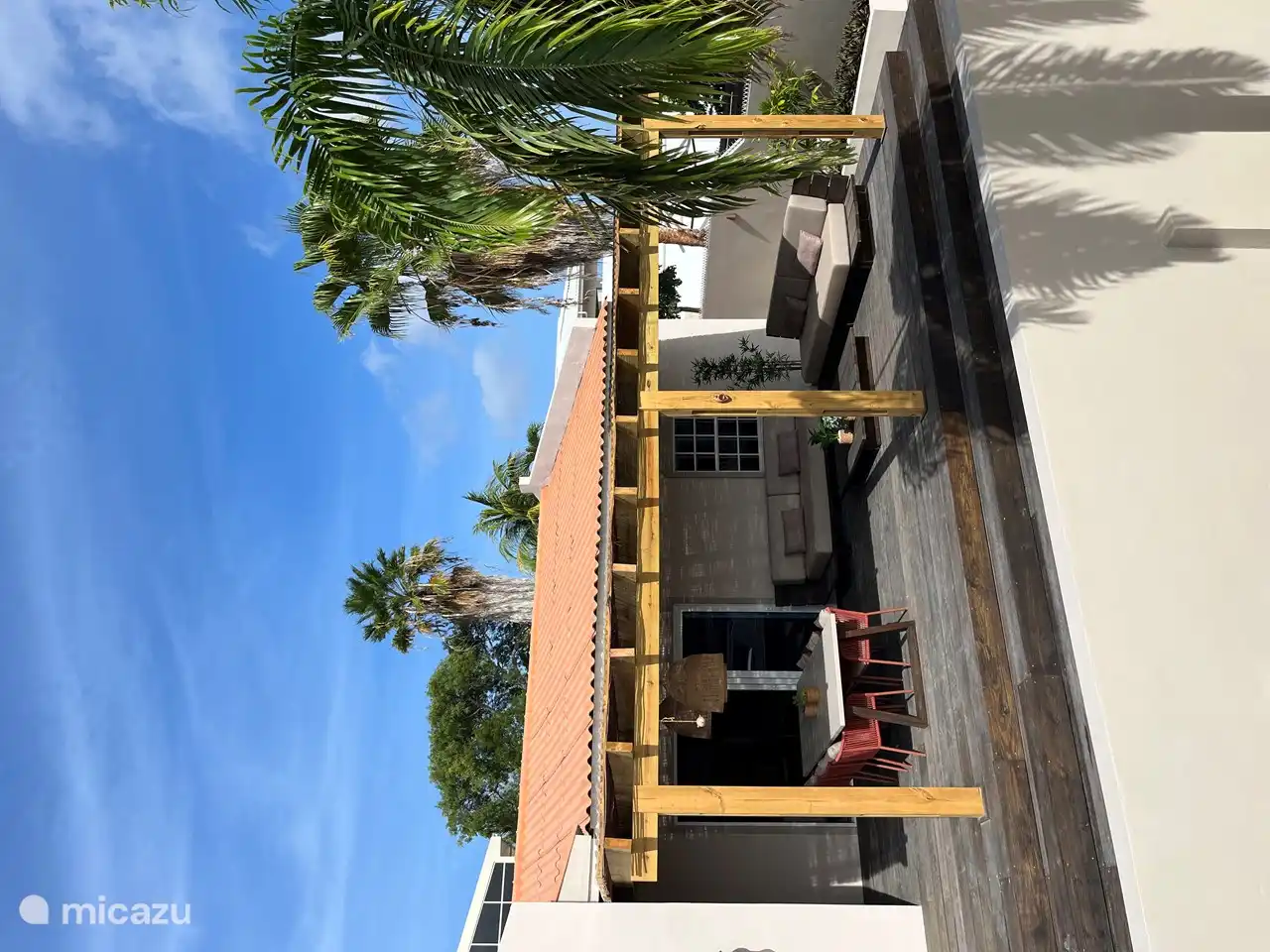 Buiten terras voorzien van groot meubilair