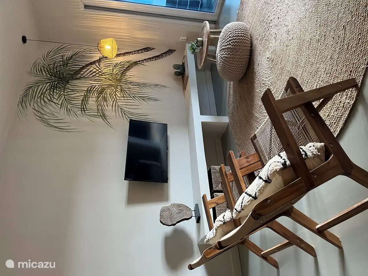 Woonkamer van de woning met smart tv met oa. netflix