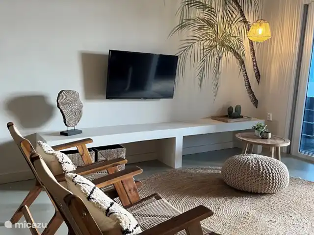 vakantiehuis huren in Curaçao, Banda Ariba (oost), Cas Grandi – Resortje met zwembad nabij strand A1 Woonkamer van de woning met smart tv met oa. netflix