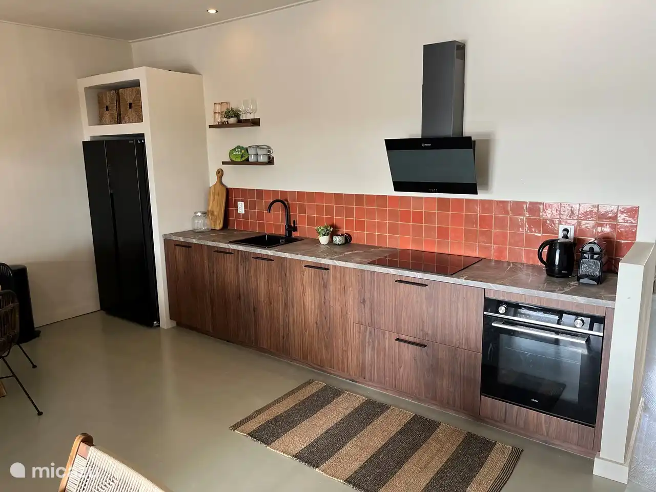 Uitgebreide keuken voorzien van amerikaanse koelkast, koffie cup automaat, water koker, electrische kookplaat, ruim voldoende service en nog veel meer 