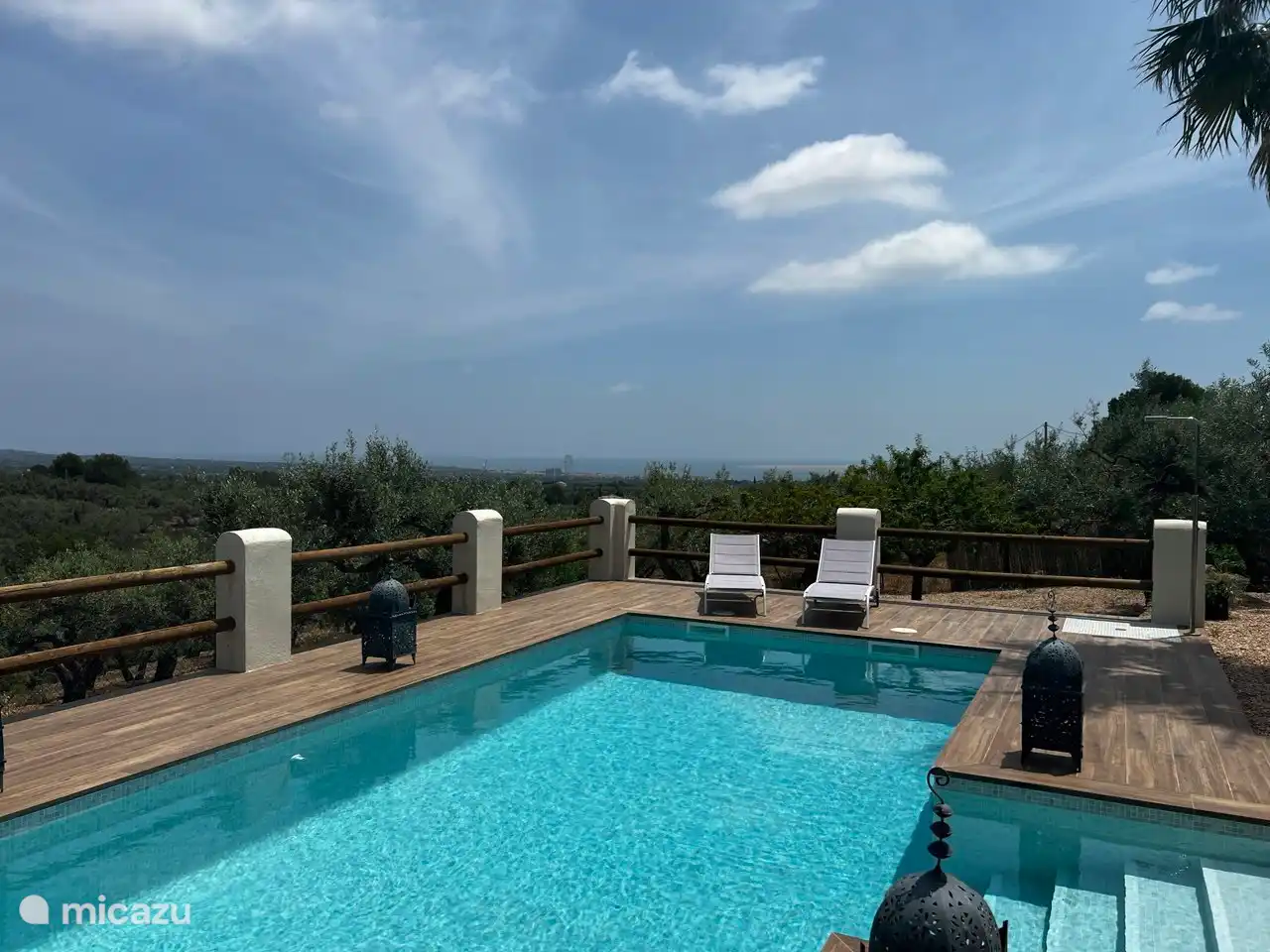 Der in goldenes Licht getauchte Moment fängt eine perfekte Harmonie zwischen Eleganz und Natur ein – der Pool glitzert im Herzen, während sich der Horizont endlos erstreckt.