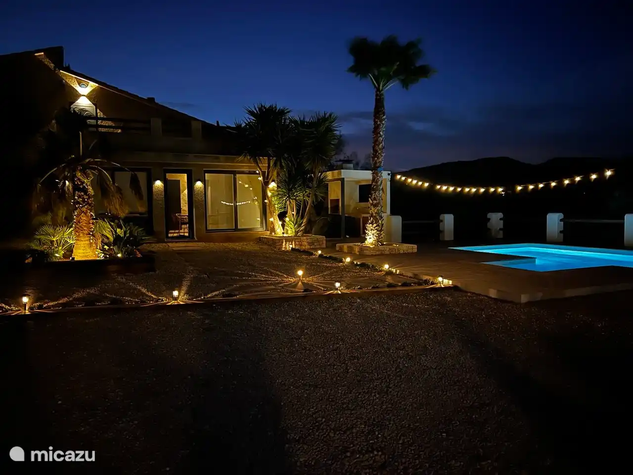 Beneath the starlit sky, my garden and pool create a peaceful retreat, illuminated by warm lights that highlight every corner.
The night surrounds the landscape with elegance, while the water’s reflec