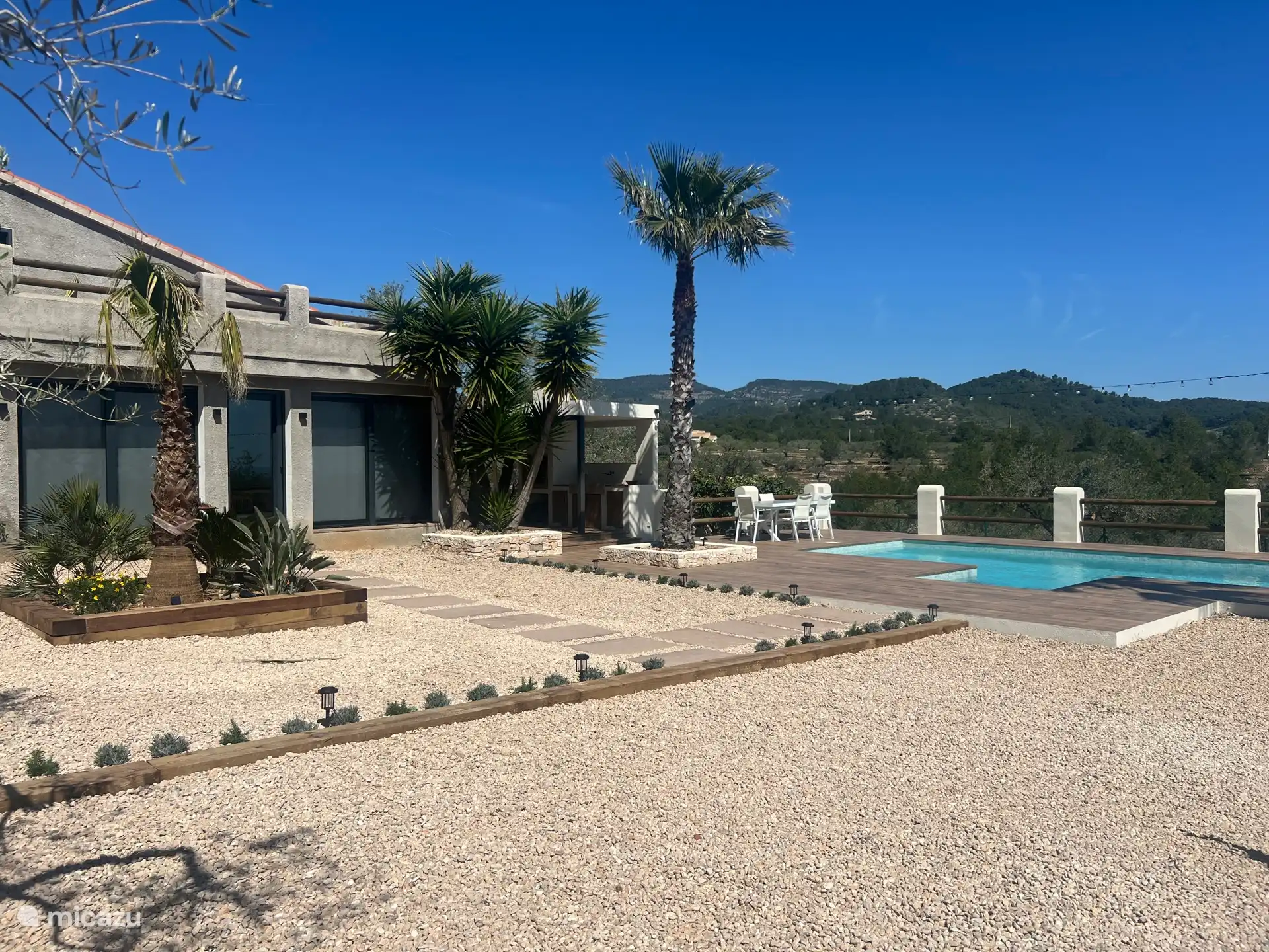 Vanaf het terrein kunt u genieten van een aangenaam open uitzicht op de bergen, wat zorgt voor een gevoel van ruimte en privacy.