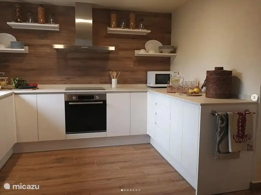 Eine saubere und praktische Küche, in der Effizienz auf makellose Eleganz trifft.