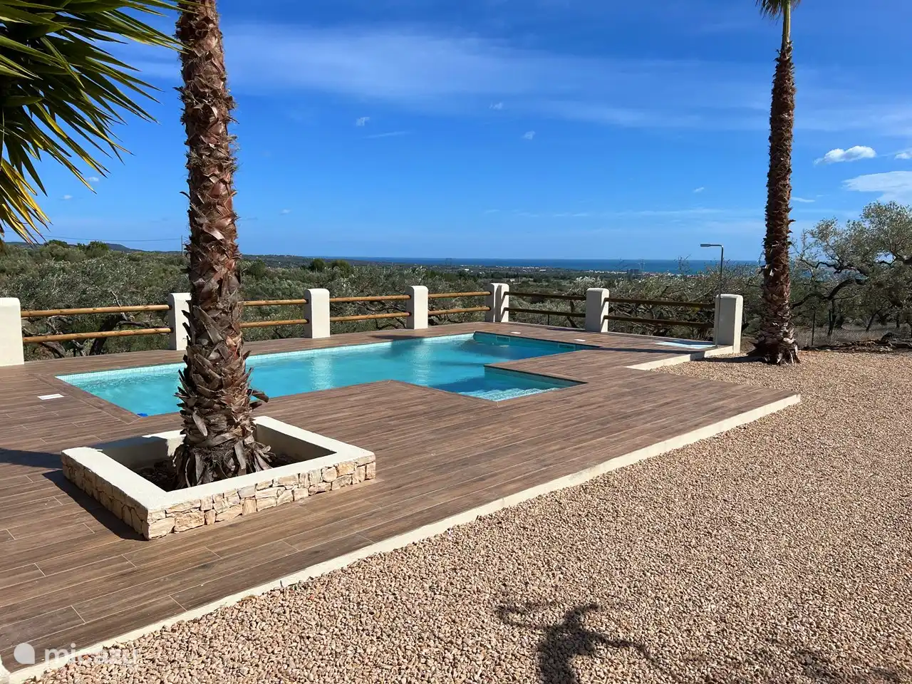 Ein geräumiger Pool mit unglaublicher Aussicht.