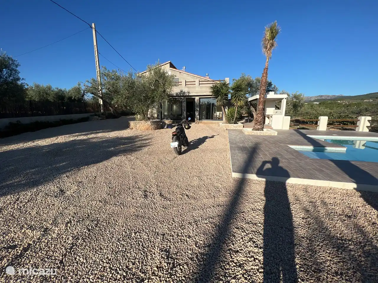 Gelassener Rückzugsort in der Natur: Entdecken Sie unsere abgeschiedene Landvilla inmitten unberührter Landschaften, fernab von der Hektik des Stadtlebens.