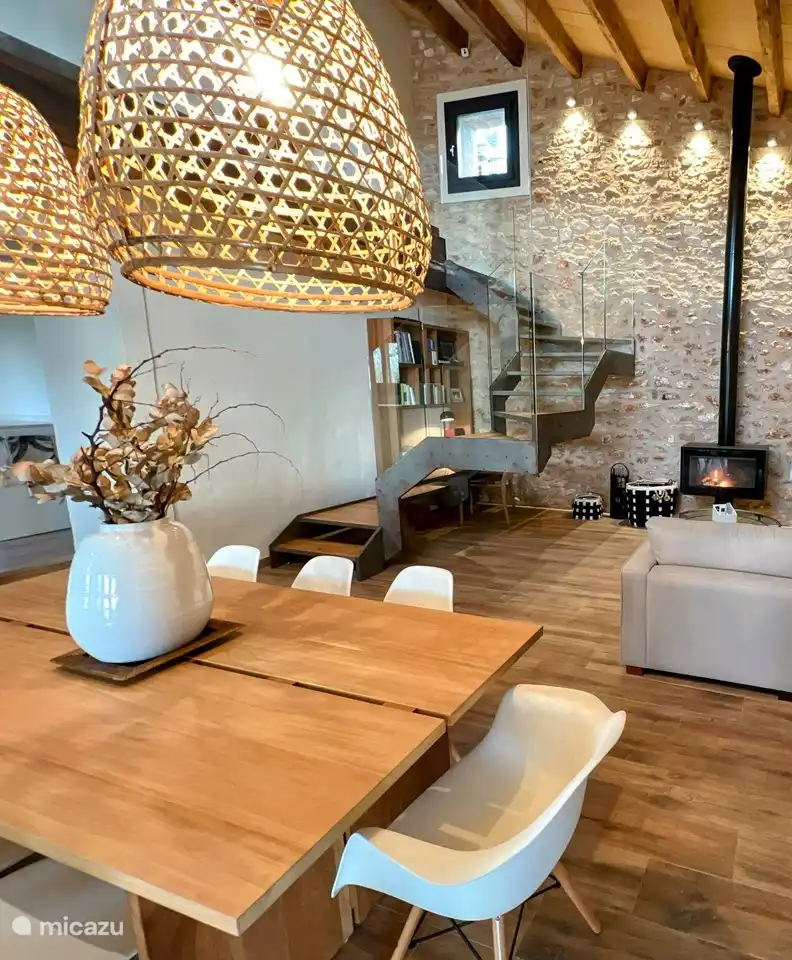 Ein eleganter und einladender Raum, in dem Aromen zu unvergesslichen Erlebnissen werden. Der Hauptspeisesaal der Villa ist der perfekte Ort, um exquisite Mahlzeiten zu genießen und gemeinsame Momente in einem anspruchsvollen Ambiente zu genießen.