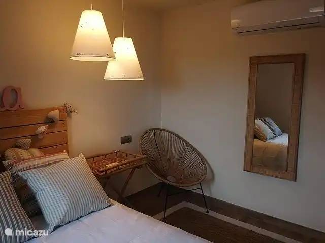 Ein jugendliches Schlafzimmer, das Stil und Funktionalität vereint, mit einem Doppelbett, das Träume von großen Abenteuern und unvergesslichen Momenten einlädt.