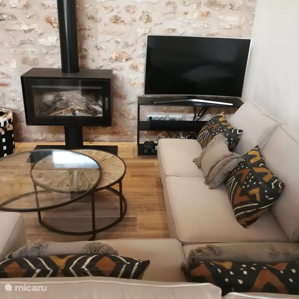 Der Inbegriff von behaglicher Behaglichkeit: Kamin, TV und Sofa. Die perfekte Balance zwischen Wärme, Unterhaltung und Entspannung. Ein einladender Ort, der Sie einlädt, Momente der glückseligen Entspannung und des Spaßes zu Hause zu genießen.