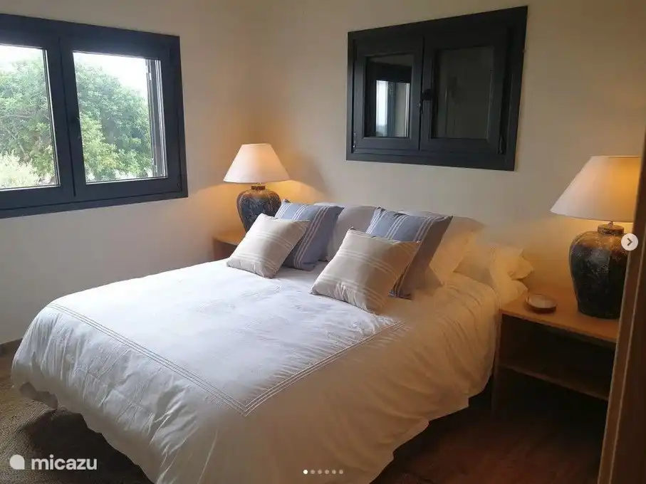 Ein wunderschönes Hauptschlafzimmer mit Blick auf das Delta.