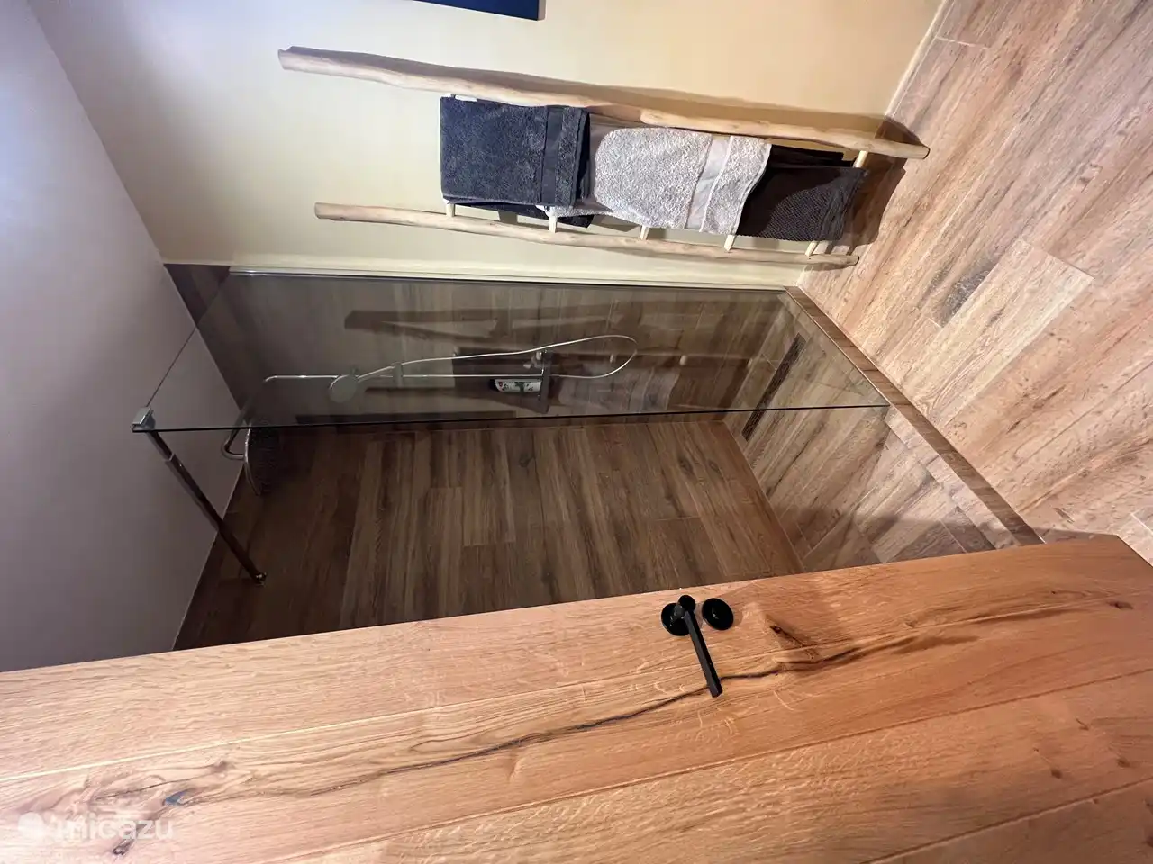 Ein elegantes Badezimmer mit einer luxuriösen Dusche, in dem Stil und Zweckmäßigkeit nahtlos miteinander verschmelzen und so ein exquisites Badeerlebnis ermöglichen.