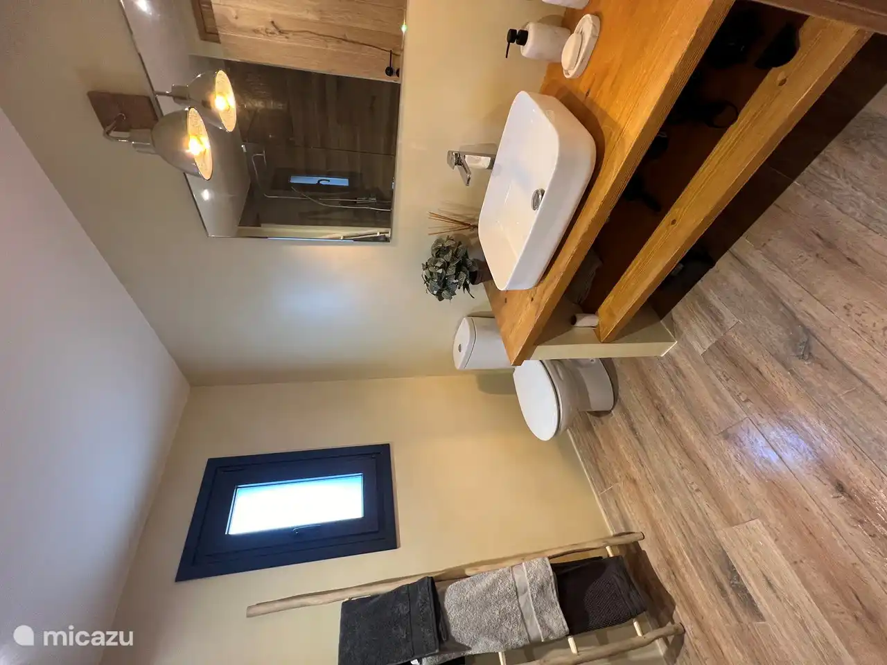 Ein elegantes Badezimmer mit einer luxuriösen Dusche, in der Stil und Funktionalität nahtlos miteinander verschmilzen und ein exquisites Badeerlebnis bieten.