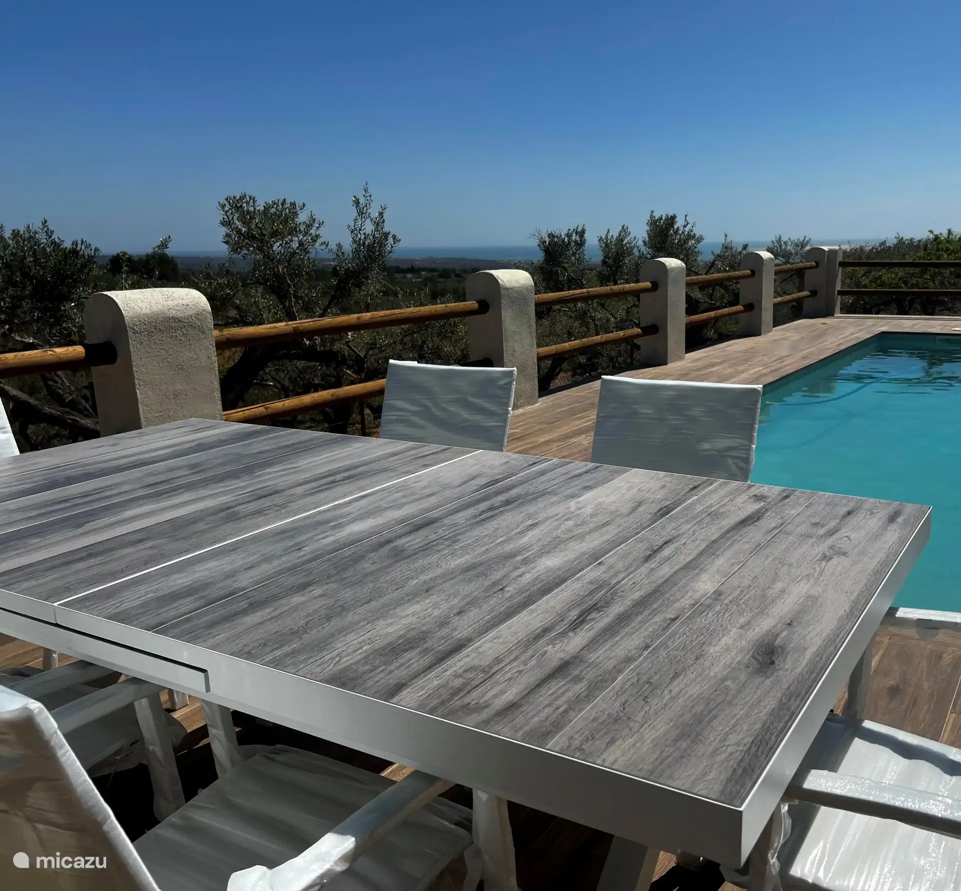 Gelassener Rückzugsort in der Natur: Entdecken Sie unsere abgeschiedene Landvilla inmitten unberührter Landschaften, fernab von der Hektik des Stadtlebens.