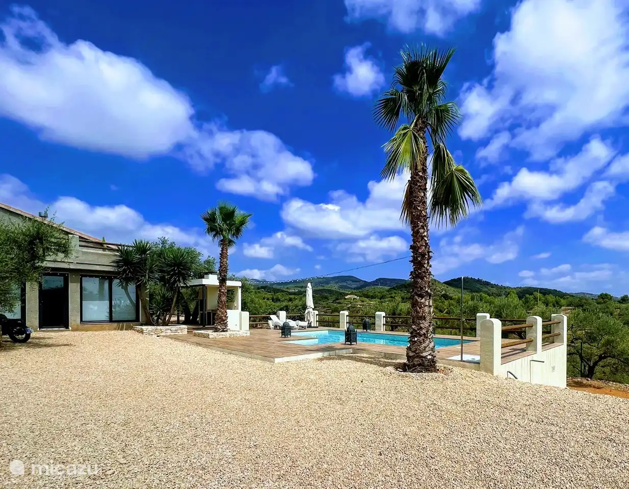 Gelassener Rückzugsort in der Natur: Entdecken Sie unsere abgeschiedene Landvilla inmitten unberührter Landschaften, fernab von der Hektik des Stadtlebens.