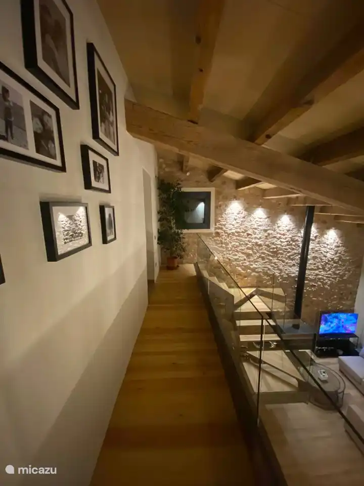 Ein fesselndes Foto, das einen Korridor zeigt, der zur erhöhten Terrasse führt und Sie einlädt, neue Höhen zu erkunden und die Schönheit der Welt von oben zu genießen.