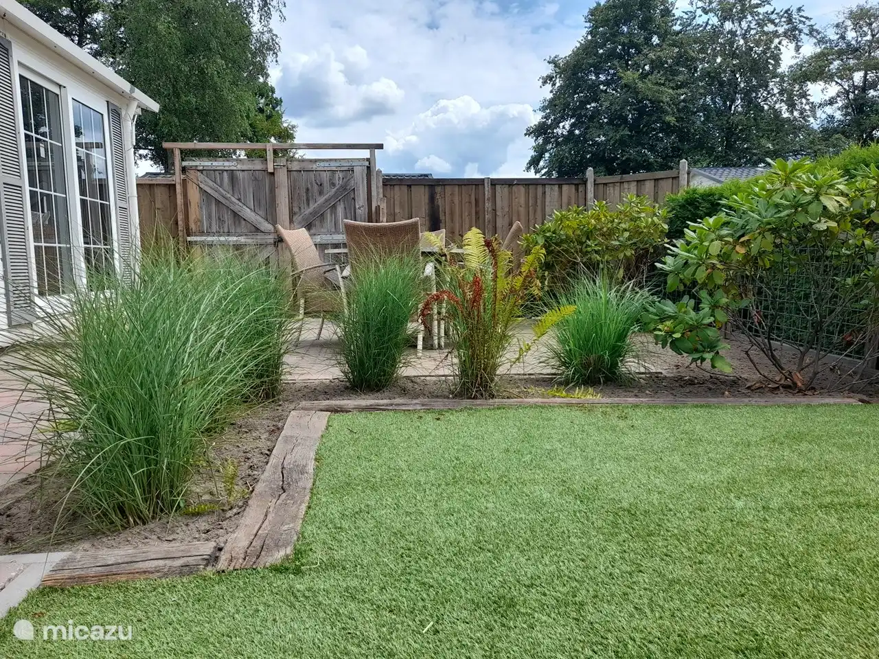 Eingezäunter, eingezäunter Garten im Innenhof mit viel Privatsphäre