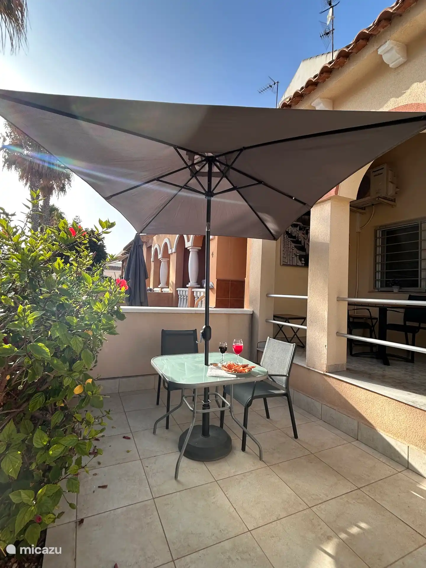 Eine offene Terrasse davor 