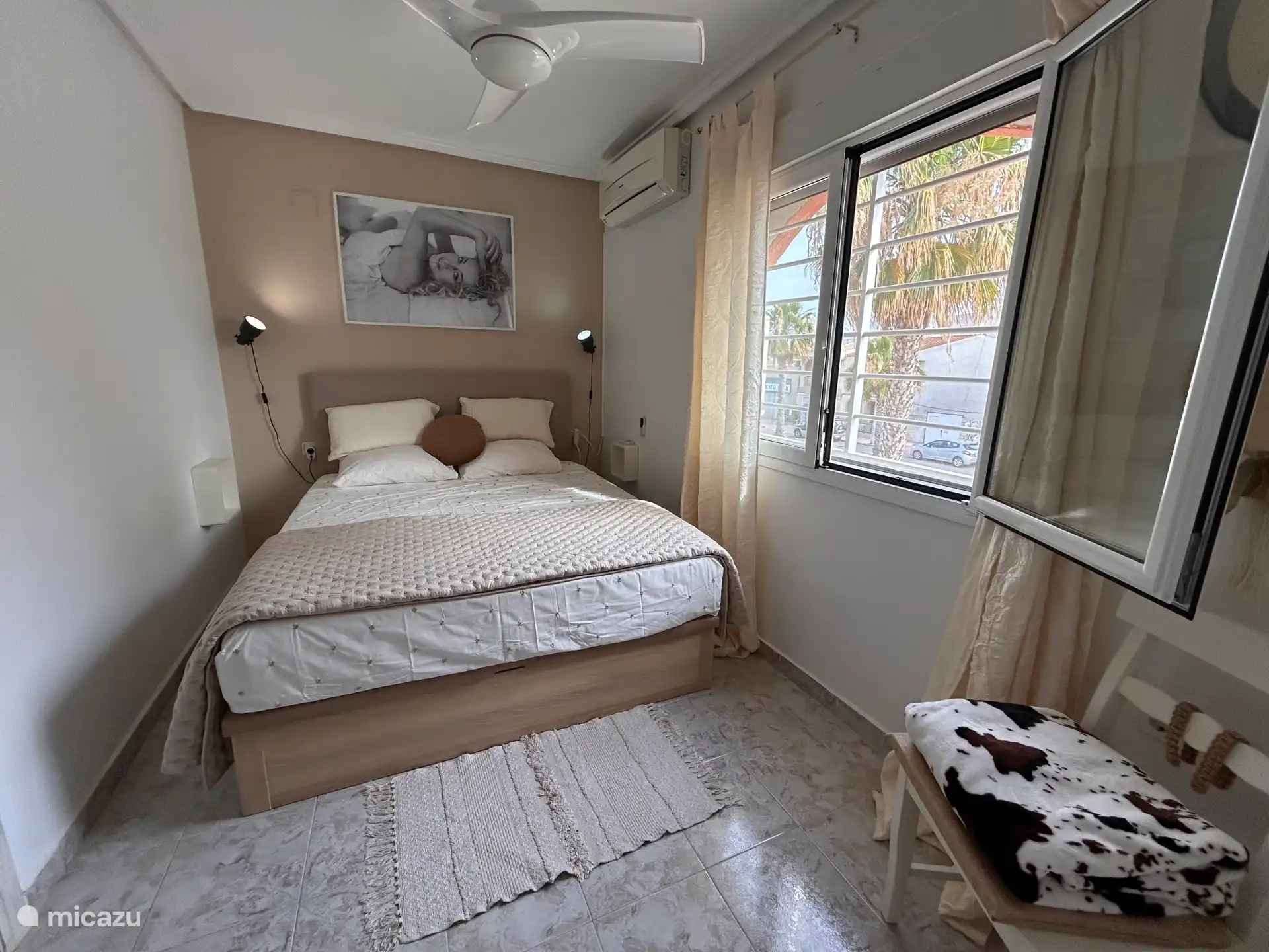 Erstes Schlafzimmer mit Klimaanlage und flachem Ventilator.