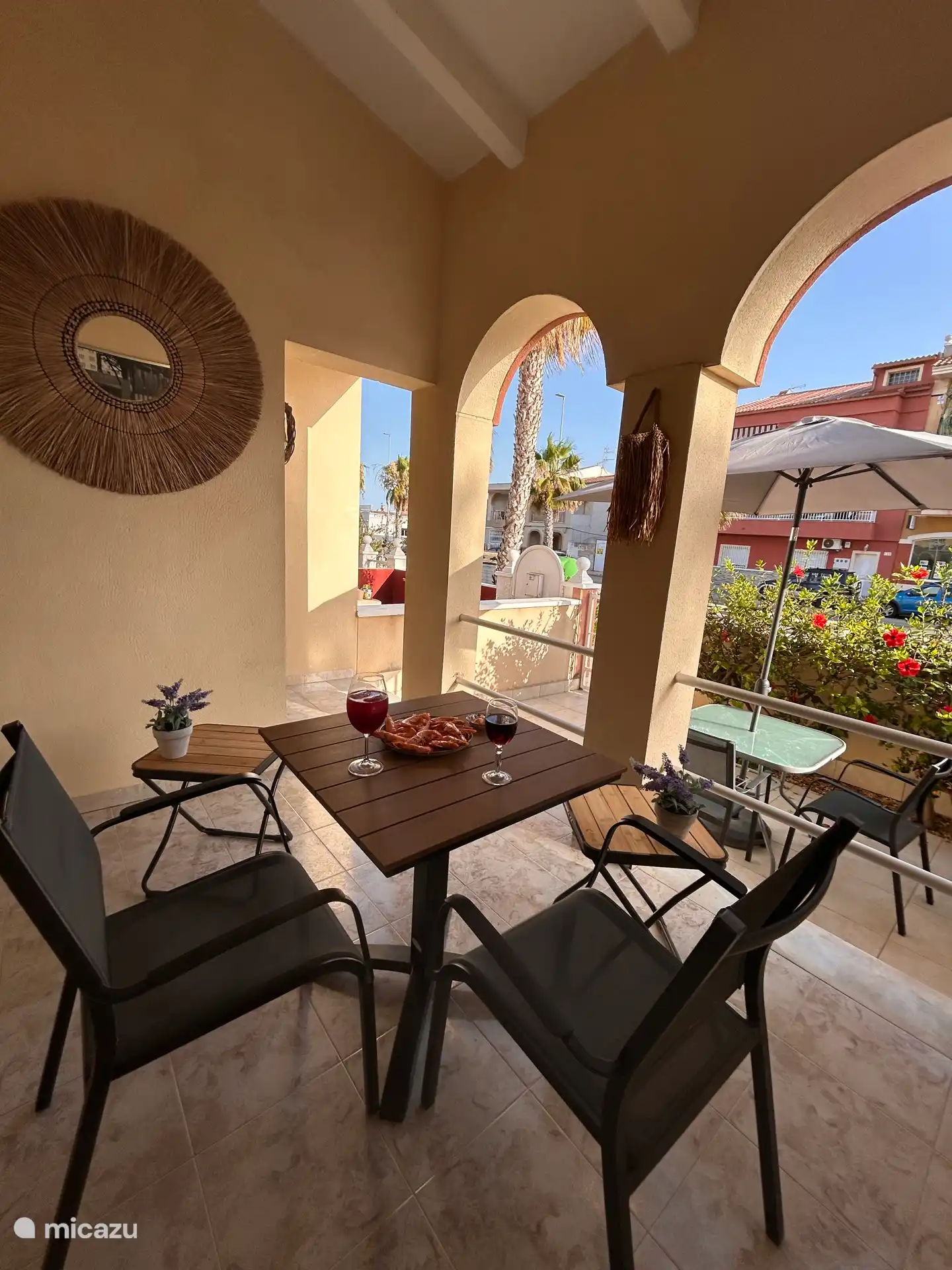 Überdachte Terrasse vor dem Haus 