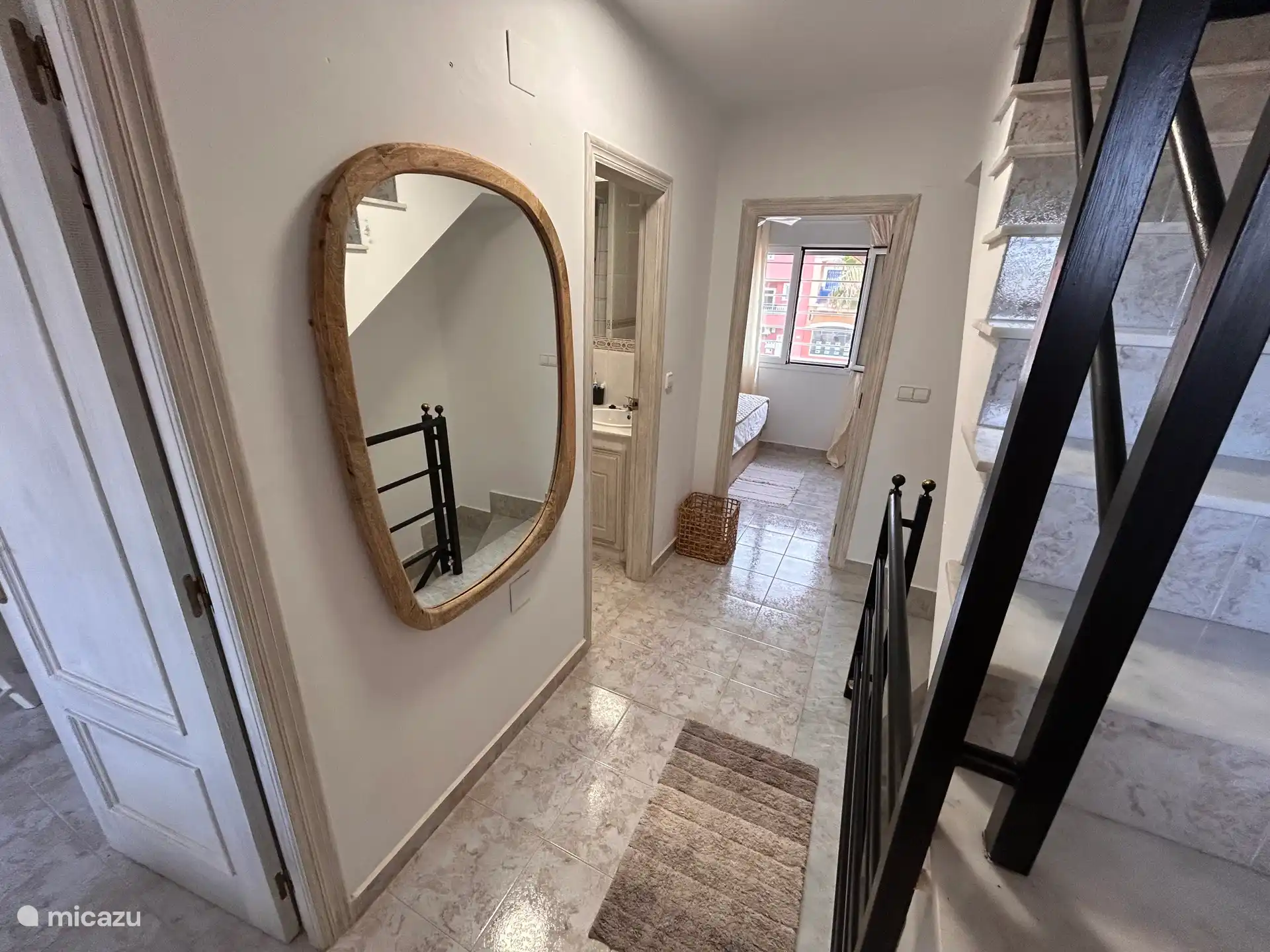 Der Flur im Obergeschoss, der den Korridor zwischen den drei Zimmern verbindet.