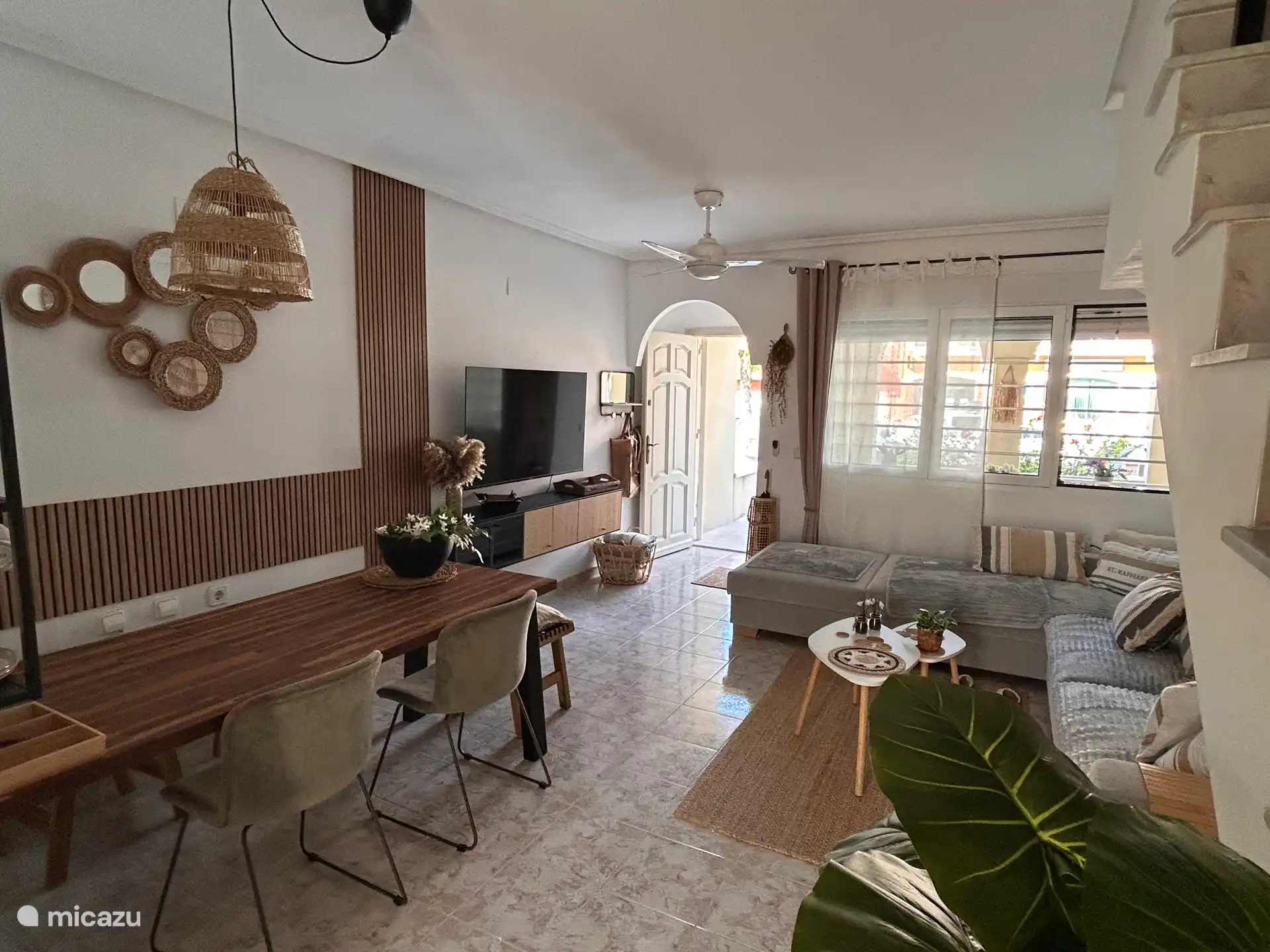 Wohnzimmer mit Klimaanlage und Deckenventilator 