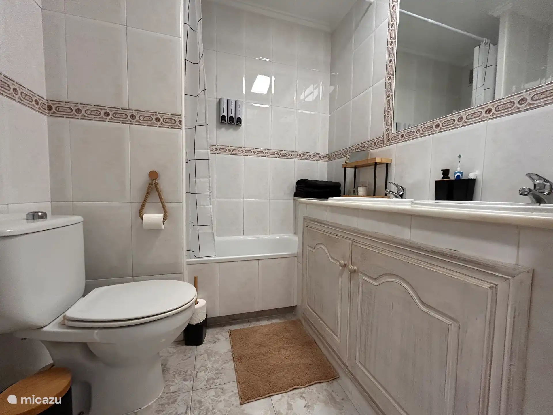 Badezimmer, Dusche, Doppelwaschbecken und WC im Obergeschoss 