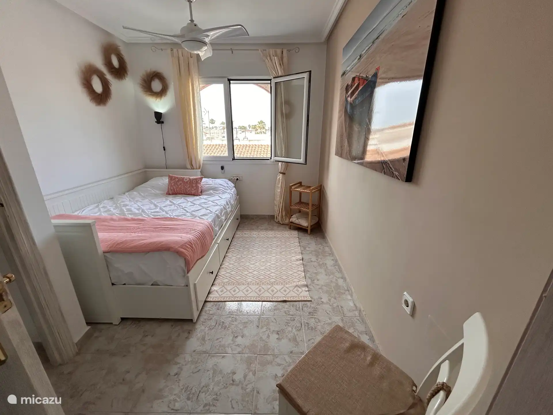 Zweites Schlafzimmer mit Lüfter an der Decke 