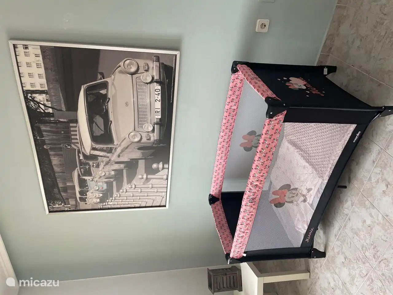 Ein Kinderbett, auch ein Hochstuhl vorhanden 