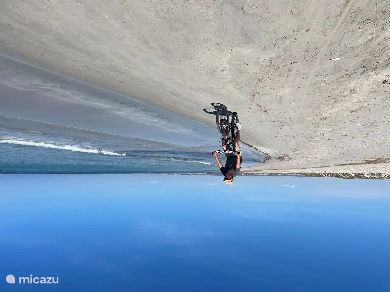 Radfahren am Strand an den Salzseen 