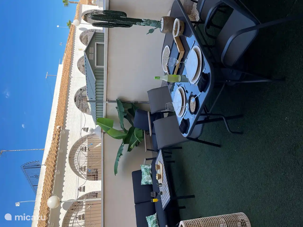 Garten auf der Rückseite, morgens die Sonne, bis zum Nachmittag. Schön, dort zu frühstücken. Mit Tisch mit 6 Stühlen und Gartenstühlen 