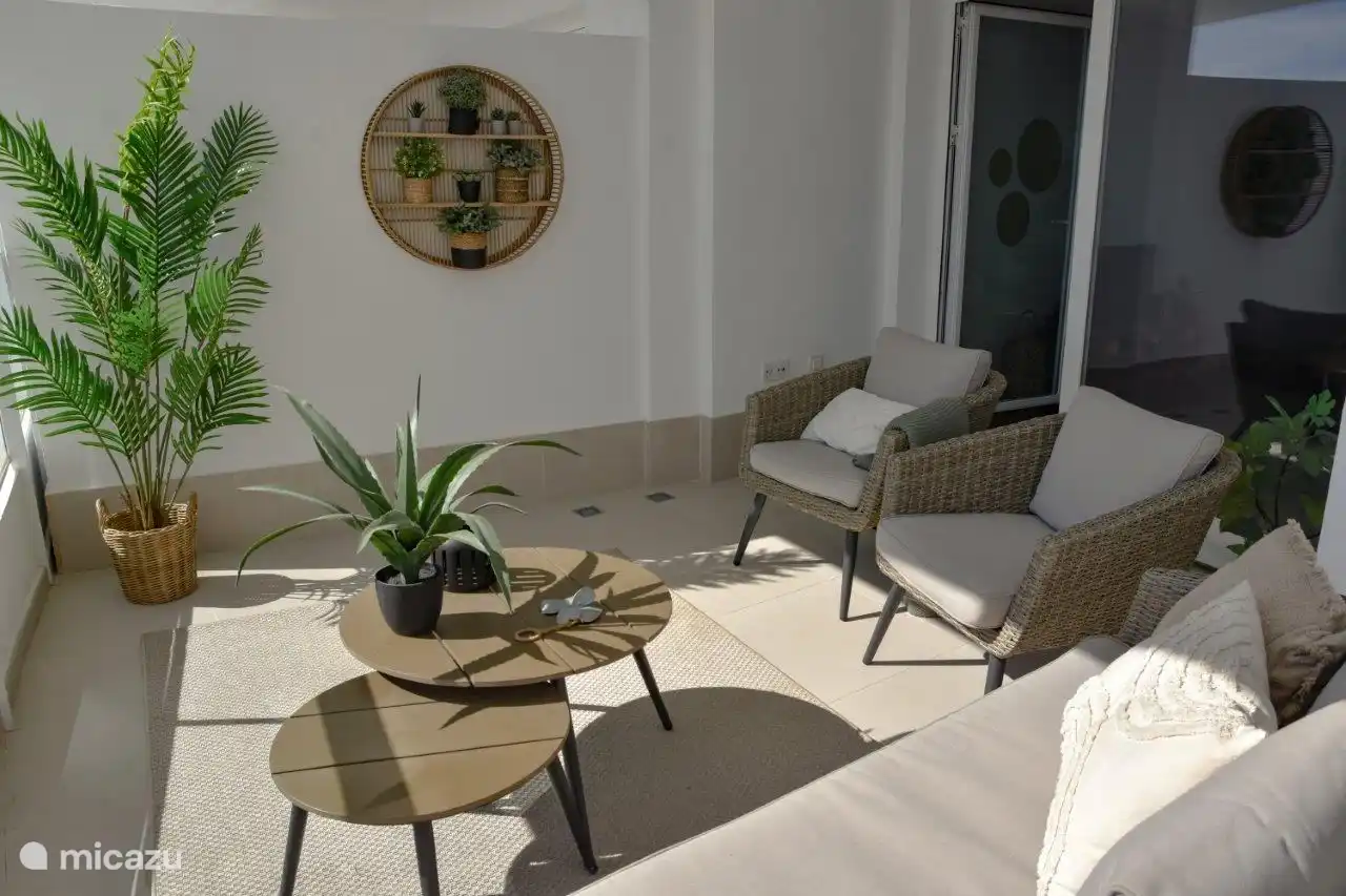 Sur cette terrasse avant, vous avez une vue sur la mer et ici le soleil se lève. Vous regardez également la piscine magnifiquement paysagée avec le jardin méditerranéen. Nous avons placé ici un charmant salon où vous pourrez profiter de la vue sur la mer au soleil du matin tout en dégustant une tasse de café et un petit-déjeuner.