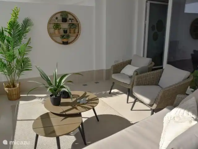 Gran Canet: luxe, strand, Valencia! huren in Spanje, Valencia, Canet d'En Berenguer - appartement  Op dit voorterras heeft u zeezicht en hier komt de zon op. Ook kijk je op het mooi aangelegde zwembad met de mediterrane tuin. We hebben hier een heerlijke lounge set geplaatst waar je in de ochtendzon kunt genieten van zeezicht onder het genot van een kopje koffie en een ontbijtje.