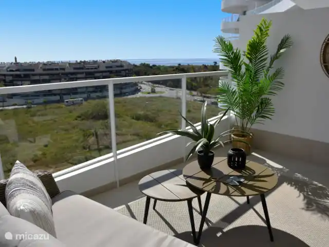 Gran Canet: luxe, strand, Valencia! huren in Spanje, Valencia, Canet d'En Berenguer - appartement Op dit voorterras heeft u zeezicht en hier komt de zon op. Ook kijk je op het mooi aangelegde zwembad met de mediterrane tuin. We hebben hier een heerlijke lounge set geplaatst waar je in de ochtendzon kunt genieten van zeezicht onder het genot van een kopje koffie en een ontbijtje.