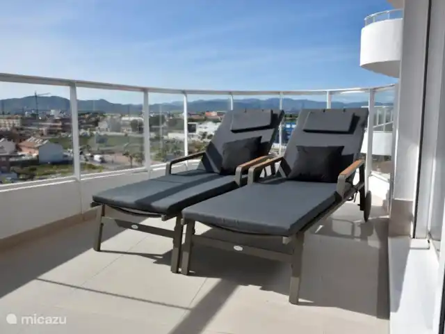 Gran Canet: luxe, strand, Valencia! huren in Spanje, Valencia, Canet d'En Berenguer - appartement Op dit terras heeft u uitzicht op de bergen van de Sierra Calderona en in de verte het historische dorpje Sagunto. U kunt hier elke dag de zon zien ondergaan achter de bergen. Op dit terras hebben we een fijne eethoek staan en 2 ligbedden om heerlijk van de middagzon te genieten.
